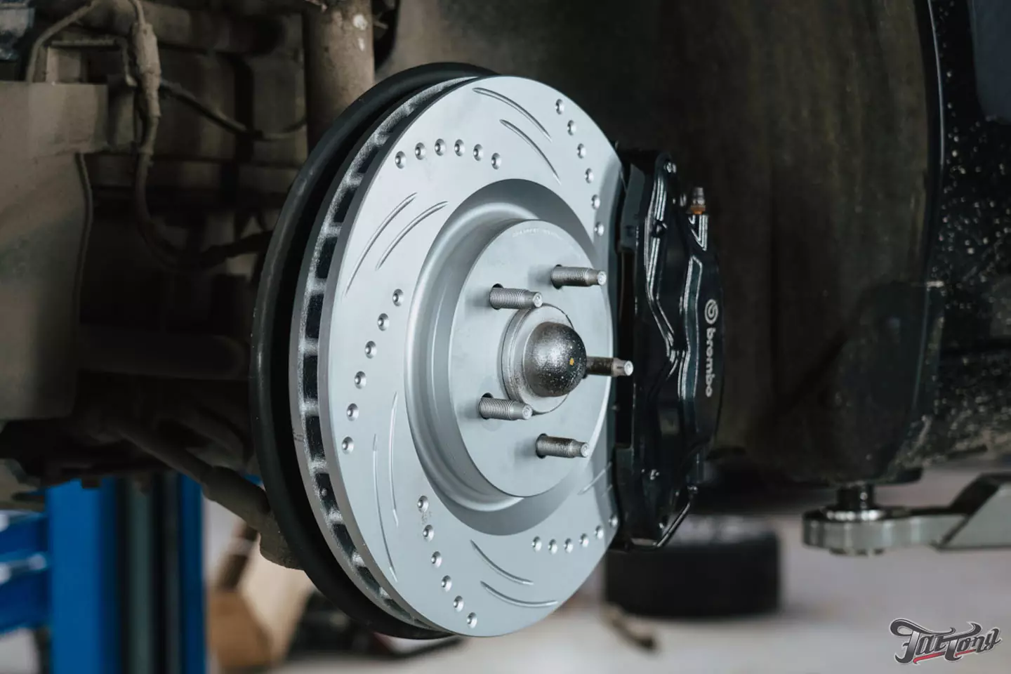 Техническое обслуживание Ford Mustang, установка усиленной тормозной системы, окрас и керамика дисков